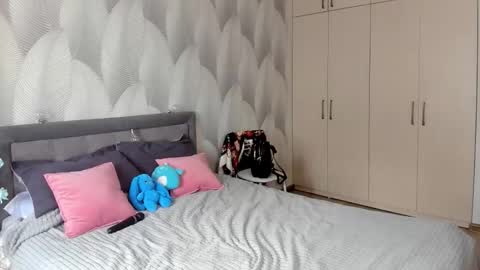 Snapshot of shy_bambiii chatting on 10/28/25, 02:37 Mika online show from 10/28/25, 02:37