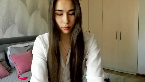Snapshot of shy_bambiii chatting on 06/01/26, 06:48 Mika online show from 06/01/26, 06:48