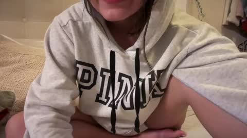 Snapshot of shyangie24 chatting on 02/26/25, 03:53 Angeline 3 independent come here when am horny... online show from 02/26/25, 03:53