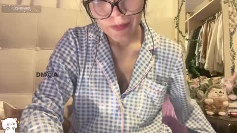 Snapshot of shyangie24 chatting on 09/27/25, 05:01 Angeline 3 independent come here when am horny... online show from 09/27/25, 05:01