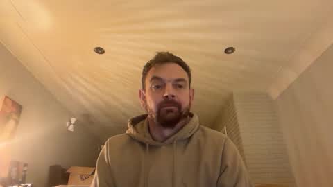 Snapshot of shyb35 chatting on 10/27/25, 09:52 shyb35 online show from 10/27/25, 09:52