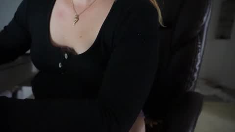 Snapshot of shybabyangel777 chatting on 09/11/25, 03:39 bella online show from 09/11/25, 03:39