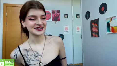 Snapshot of shybella_girl chatting on 02/14/25, 07:49 Bella online show from 02/14/25, 07:49