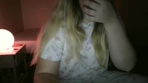 Snapshot of shyelyseee chatting on 11/12/25, 01:39 Elyse online show from 11/12/25, 01:39