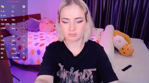 Snapshot of shyfoxxxy chatting on 12/05/24, 08:33 Effie online show from 12/05/24, 08:33