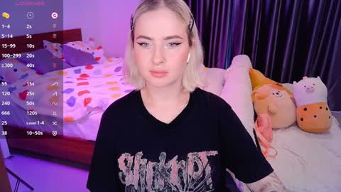 Snapshot of shyfoxxxy chatting on 12/11/24, 07:42 Effie online show from 12/11/24, 07:42