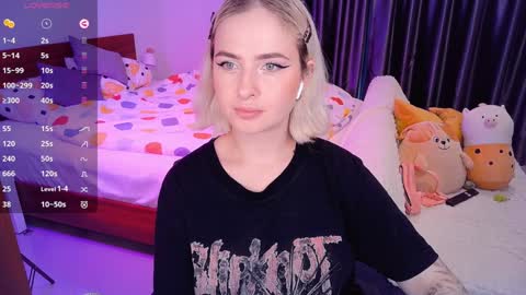 Snapshot of shyfoxxxy chatting on 12/12/24, 08:36 Effie online show from 12/12/24, 08:36