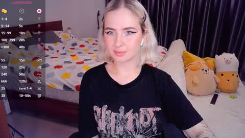 Snapshot of shyfoxxxy chatting on 12/14/24, 09:51 Effie online show from 12/14/24, 09:51