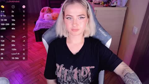 Snapshot of shyfoxxxy chatting on 12/18/24, 10:24 Effie online show from 12/18/24, 10:24