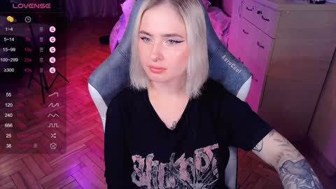 Snapshot of shyfoxxxy chatting on 12/20/24, 01:54 Effie online show from 12/20/24, 01:54