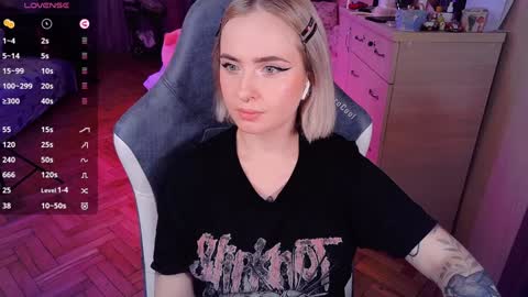 Snapshot of shyfoxxxy chatting on 01/23/25, 03:32 Effie online show from 01/23/25, 03:32