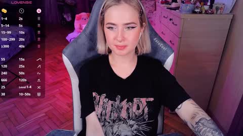 Snapshot of shyfoxxxy chatting on 01/23/25, 06:45 Effie online show from 01/23/25, 06:45