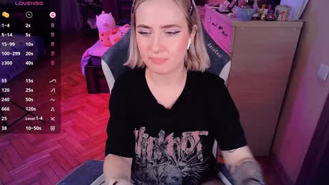 Snapshot of shyfoxxxy chatting on 01/29/25, 01:27 Effie online show from 01/29/25, 01:27