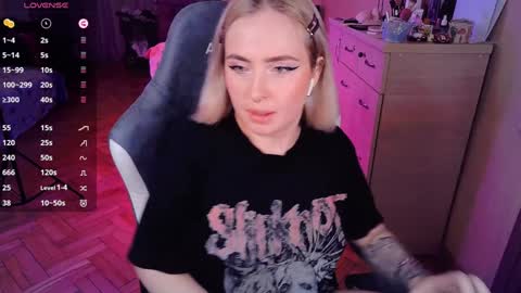 Snapshot of shyfoxxxy chatting on 01/29/25, 10:22 Effie online show from 01/29/25, 10:22