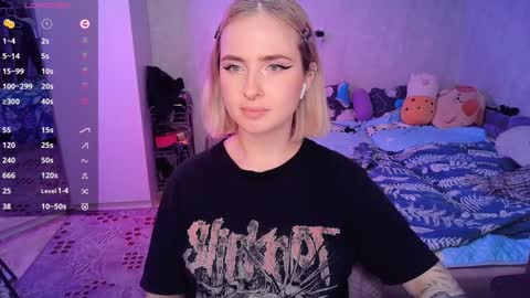 Snapshot of shyfoxxxy chatting on 02/08/25, 04:36 Effie online show from 02/08/25, 04:36