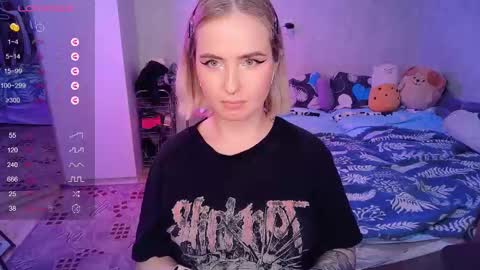 Snapshot of shyfoxxxy chatting on 02/10/25, 03:53 Effie online show from 02/10/25, 03:53