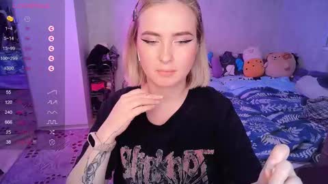 Snapshot of shyfoxxxy chatting on 02/10/25, 09:58 Effie online show from 02/10/25, 09:58