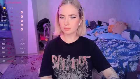 Snapshot of shyfoxxxy chatting on 02/13/25, 12:11 Effie online show from 02/13/25, 12:11