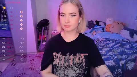 Snapshot of shyfoxxxy chatting on 02/13/25, 03:24 Effie online show from 02/13/25, 03:24