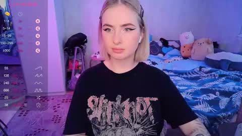 Snapshot of shyfoxxxy chatting on 02/14/25, 09:56 Effie online show from 02/14/25, 09:56