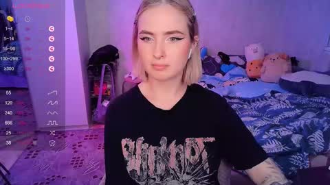 Snapshot of shyfoxxxy chatting on 02/14/25, 12:57 Effie online show from 02/14/25, 12:57