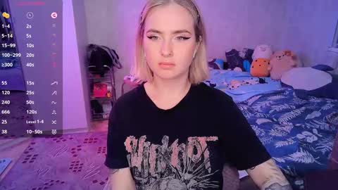 Snapshot of shyfoxxxy chatting on 02/16/25, 04:42 Effie online show from 02/16/25, 04:42