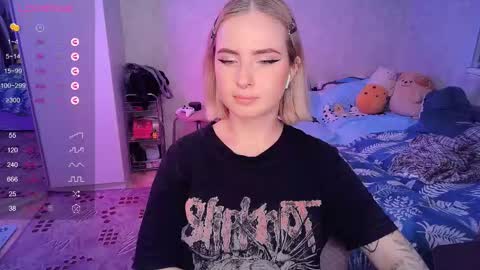 Snapshot of shyfoxxxy chatting on 02/18/25, 10:03 Effie online show from 02/18/25, 10:03