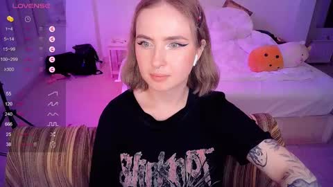 Snapshot of shyfoxxxy chatting on 03/06/25, 06:26 Effie online show from 03/06/25, 06:26