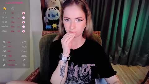 Snapshot of shyfoxxxy chatting on 09/09/25, 11:32 Effie online show from 09/09/25, 11:32