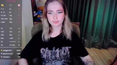 Snapshot of shyfoxxxy chatting on 10/12/25, 06:40 Effie online show from 10/12/25, 06:40