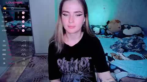 Snapshot of shyfoxxxy chatting on 10/29/25, 08:10 Effie online show from 10/29/25, 08:10