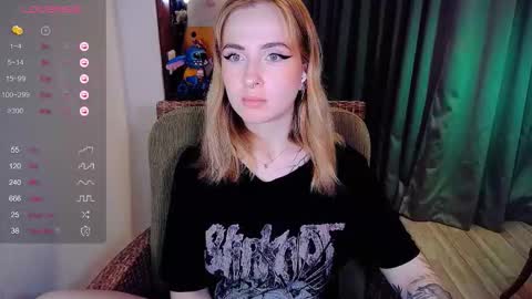 Snapshot of shyfoxxxy chatting on 11/14/25, 10:36 Effie online show from 11/14/25, 10:36