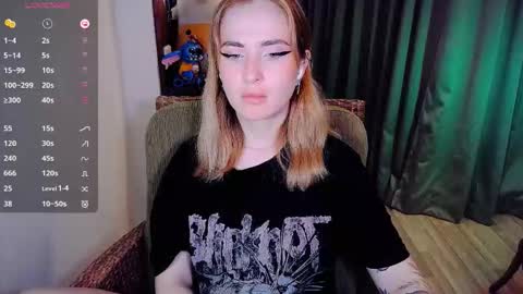 Snapshot of shyfoxxxy chatting on 11/15/25, 08:55 Effie online show from 11/15/25, 08:55