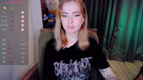 Snapshot of shyfoxxxy chatting on 11/17/25, 09:04 Effie online show from 11/17/25, 09:04