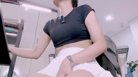 Snapshot of shyn_22 chatting on 10/23/25, 06:02 shyn_22 online show from 10/23/25, 06:02