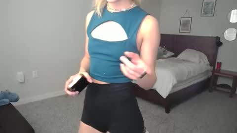 Snapshot of shyy_petitebaby chatting on 01/10/26, 03:47 shypetitebaby online show from 01/10/26, 03:47