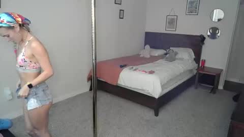 Snapshot of shyy_petitebaby chatting on 01/17/26, 03:28 shypetitebaby online show from 01/17/26, 03:28