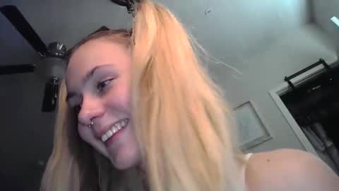 Snapshot of shyy_petitebaby chatting on 02/26/26, 03:44 shypetitebaby online show from 02/26/26, 03:44