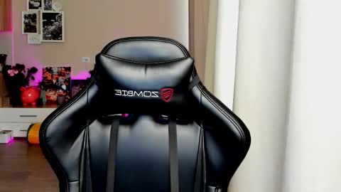 Snapshot of sia0610 chatting on 10/17/25, 02:48 SIA online show from 10/17/25, 02:48