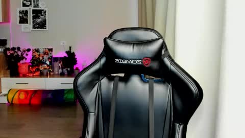 Snapshot of sia0610 chatting on 10/22/25, 02:12 SIA online show from 10/22/25, 02:12