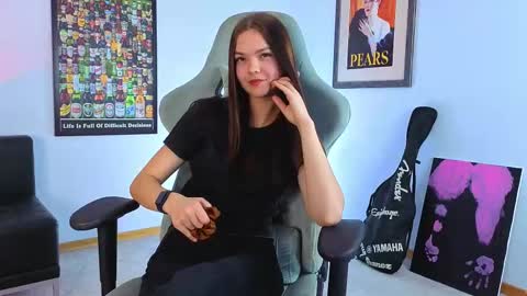 Snapshot of sia_shine chatting on 11/10/25, 11:31 Sia online show from 11/10/25, 11:31