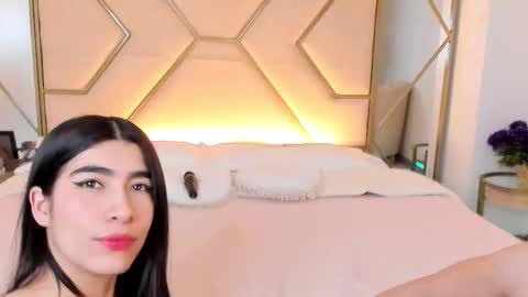 Snapshot of siara_lewis_ chatting on 11/04/25, 10:20 Siara and Zoe tattoo online show from 11/04/25, 10:20