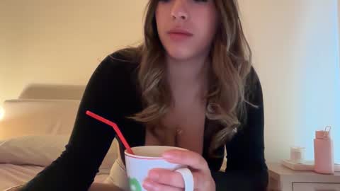 Snapshot of sieena chatting on 10/26/25, 08:59 Siena online show from 10/26/25, 08:59