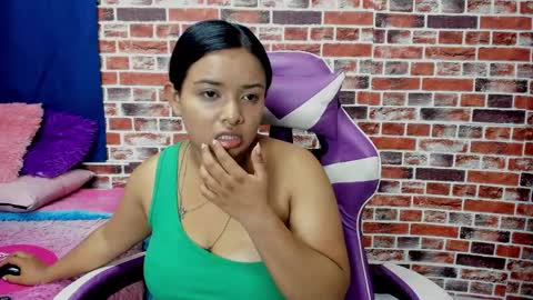 Snapshot of sienna_lux01 chatting on 04/18/26, 02:37 sienna_lux01 online show from 04/18/26, 02:37