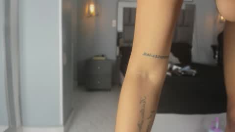 Snapshot of sienna_miller_27 chatting on 10/24/25, 11:39 Keira online show from 10/24/25, 11:39