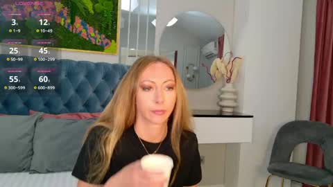 Snapshot of siennapierce chatting on 05/14/26, 11:39 Sienna online show from 05/14/26, 11:39
