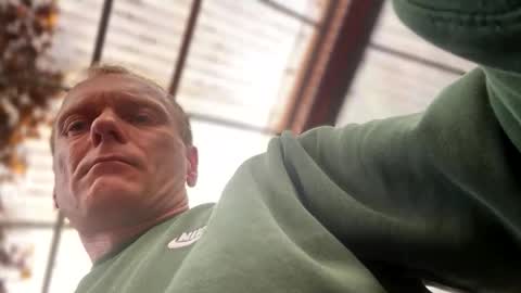 Snapshot of siergiej6969 chatting on 11/12/25, 09:32 R online show from 11/12/25, 09:32