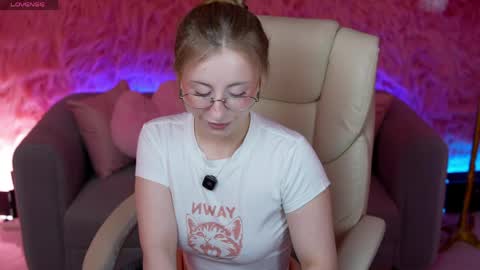 Snapshot of silverrmoon chatting on 05/17/26, 06:44 Kristina Kris online show from 05/17/26, 06:44