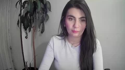 Snapshot of silviecollins chatting on 12/18/24, 01:05 Silvie online show from 12/18/24, 01:05