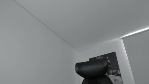 simon_leon01 online show from 11/10/25, 12:26